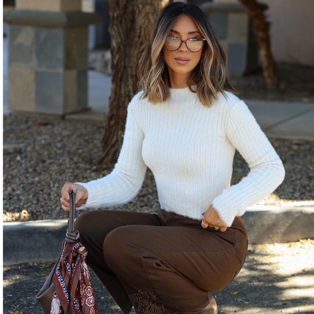 Vestique- Fuzzy Cream/ White Ribbed Sweater